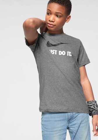 Nike Sportswear T-shirt 'Swoosh' i grå