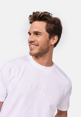 smiler. Shirt 'laugh.' in Wit