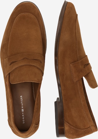 TOMMY HILFIGER - Sapato Slip-on em castanho