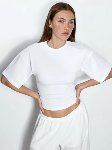 Qu Style Shirt in White: front