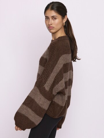 Lilavie Sweater ' Alesaa ' in Brown