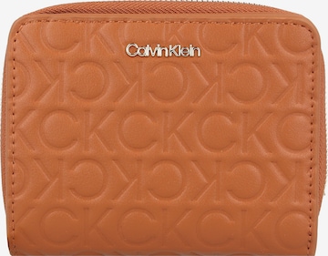 Calvin Klein حقائب نسائية بلون بني: الأمام