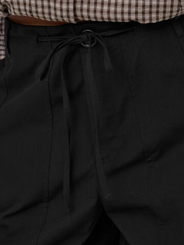 Wide leg Pantaloni 'Jdygeo Mw Cargo Pants Wvn Exp Noos 15390390' di JDY in nero