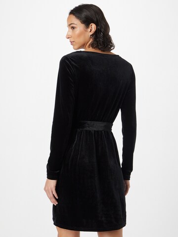 PIECES - Vestido 'STINE' en negro