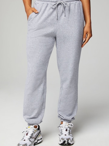 Fabletics Tapered Sporthose 'The Year Round' in Grau