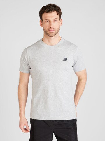 new balance T-shirt 'Essentials' i grå: framsida