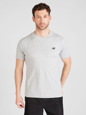 T-Shirt 'Essentials' new balance en gris : devant