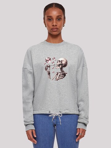 Sweat-shirt 'Cute Goth Skeleton Blowing Heart Shaped Bubbles' F4NT4STIC en gris : devant