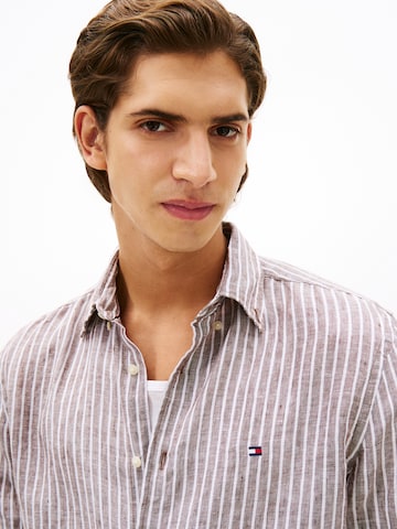 TOMMY HILFIGER - Ajuste regular Camisa en marrón