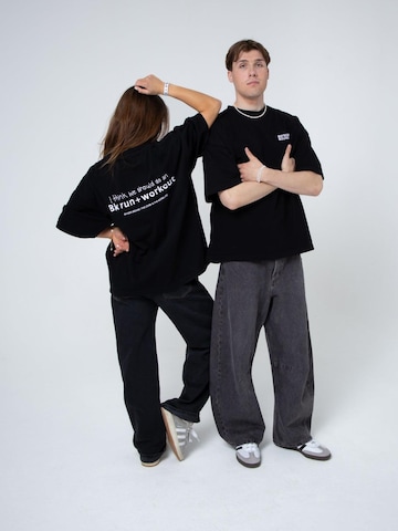 BAYSIDE BOUND Shirt 'THE 8K UNISEX OVERSIZE TEE' in Zwart