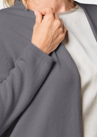 Goldner Strickjacke in Grau