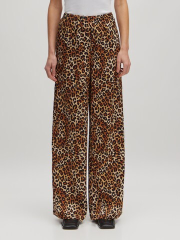EDITED Regular Trousers 'Elodie' in Beige: front