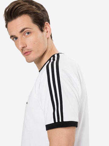 T-Shirt 'Adicolor' ADIDAS ORIGINALS en blanc