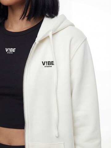 balts V!BE STUD!OS Sportiska jaka