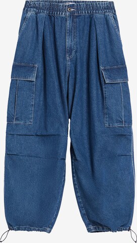 Bershka Tapered Cargo jeans in Blue: front
