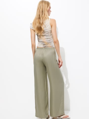 Pull&BearWide Leg/ Široke nogavice Hlače - zelena boja