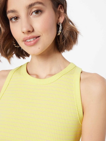 GAP - Top en amarillo