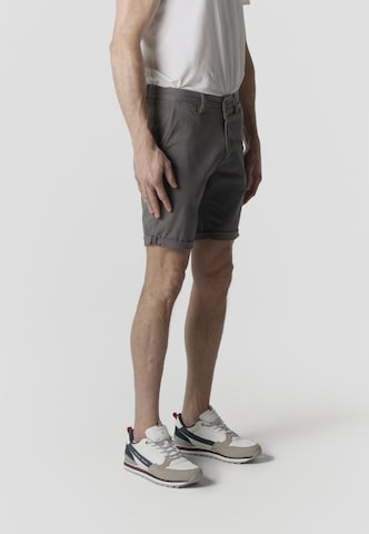 KOROSHI Regular Chinobyxa i grå