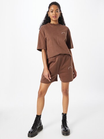 T-shirt 'SLOW DOWN' Comfort Studio by Catwalk Junkie en marron