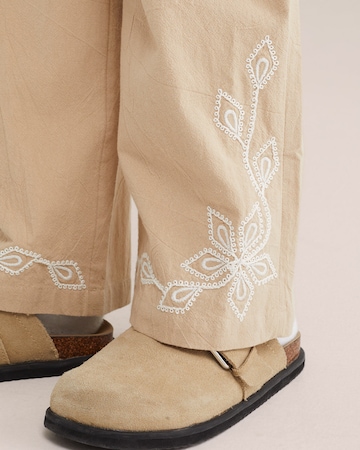 Regular Pantaloni de la WE Fashion pe bej