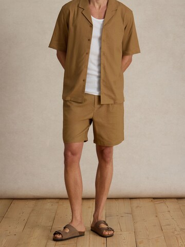 DAN FOX APPAREL Regular Shorts 'Alan' in Braun: Vorderseite