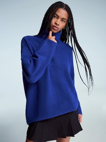 Bershka Svetr – modrá: přední strana
