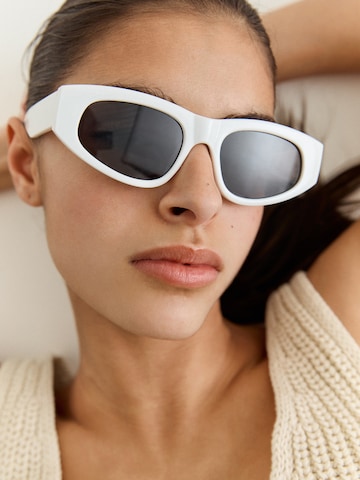 Pull&Bear Слънчеви очила в бяло: отпред