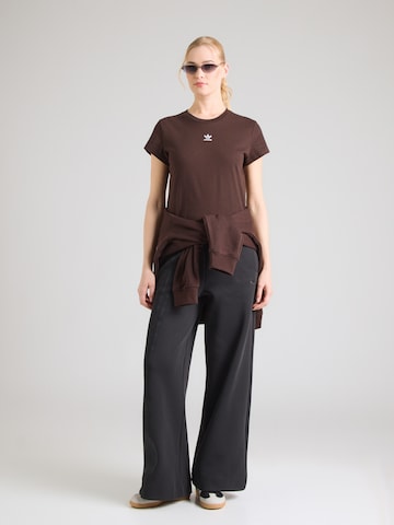 ADIDAS ORIGINALS Тениска 'Essentials' в кафяво