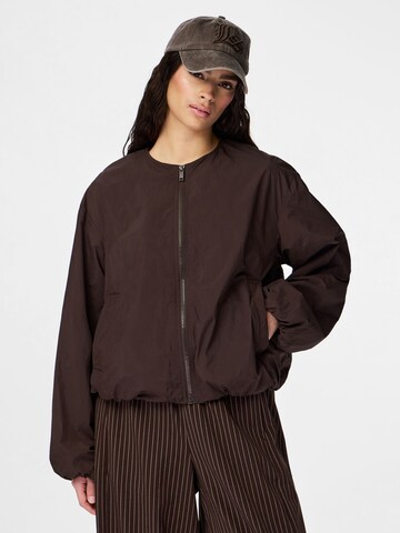 Veste mi-saison 'PCMilly' PIECES en marron : devant