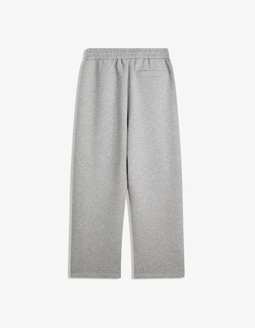 BershkaLoosefit Hlače s naborima - siva boja