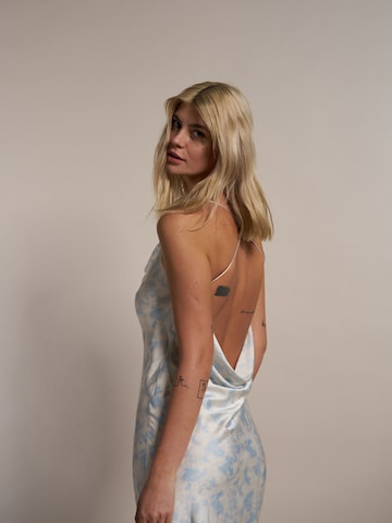 Robe 'Lisa' ABOUT YOU x Laura Giurcanu en bleu