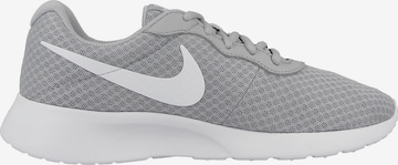 Baskets basses 'Tanjun' Nike Sportswear en gris