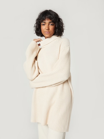 Pull-over 'Caro' A LOT LESS en blanc