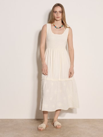 Robe ' ' Apricot en beige : devant