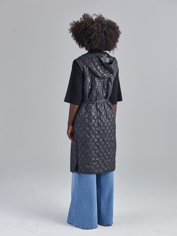 Rivus Vest in Black