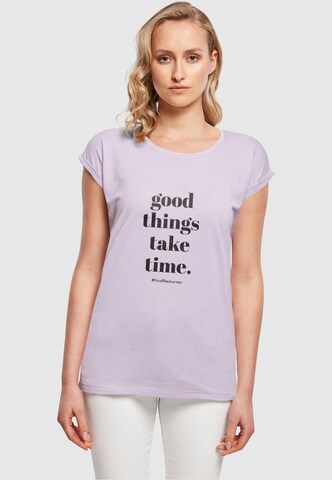 Merchcode T-Shirt 'Good Things Take Time' in Lila: predná strana