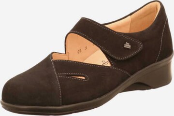 Finn Comfort Ballet Flats in Brown: front