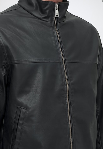 Abercrombie & Fitch Välikausitakki värissä musta