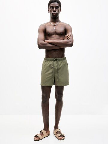 Pull&Bear Badeshorts in Grün