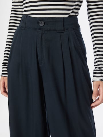 s.Oliver Loose fit Pleat-Front Pants in Blue