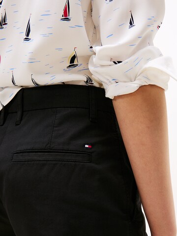 TOMMY HILFIGER Regular Shorts in Schwarz