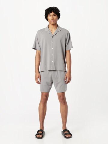 Abercrombie & Fitch Lyhyt pyjama värissä harmaa: edessä