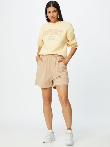 Gina Tricot Sweatshirt 'Riley' in Geel