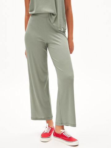 ARMEDANGELS Regular Pants in Grey: front