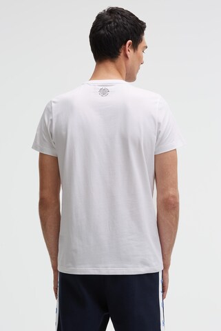 Tricou de la CAMP DAVID pe alb