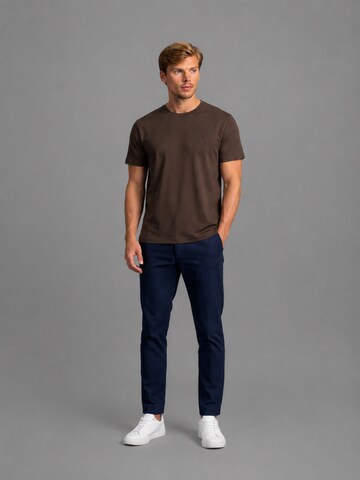 Laurent Vergne Shirt 'Ritz Zijde T-shirt Bruin' in Brown: front