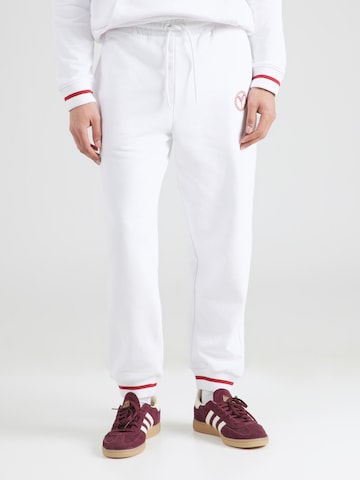 Regular Pantaloni de la Carlo Colucci pe alb: față