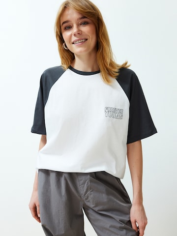 Trendyol Paita värissä valkoinen: etupuoli