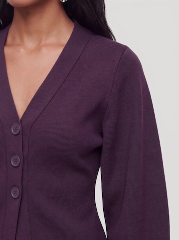 EDITED Gebreid vest 'Kendal' in Lila