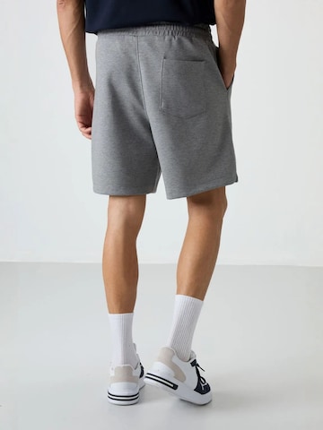 Tommy Life Regular Shorts in Grau